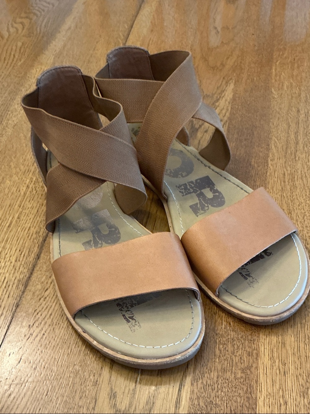 Woman’s Sorel tan leather cross strap sandal. Size 9.5. Elastic straps.Like new!